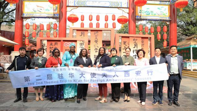 Les épouses des ambassadeurs visitent Yongxingfang de Xi'an : une Chang'an chaleureuse d'un charme inédit