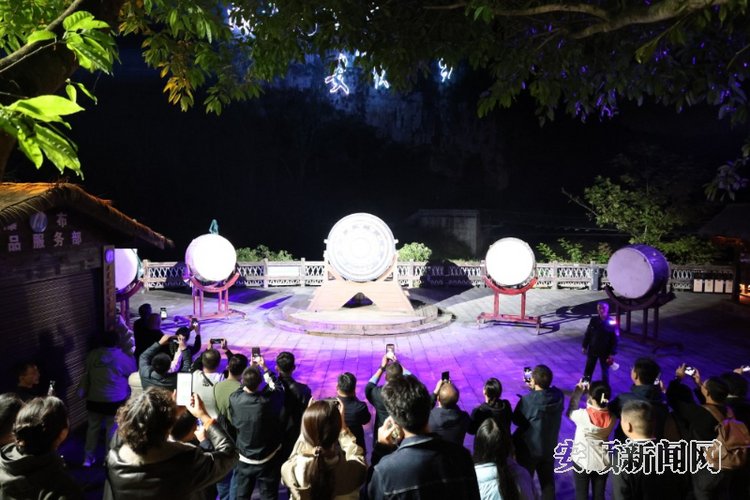 歐亞國家媒體看貴州活動走進安順 首日登壩陵河大橋 夜遊黃果樹