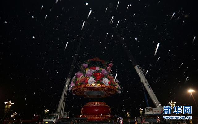 天安门广场：雨夜吊装“大花篮”