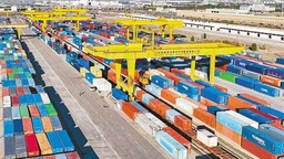 國際物流大通道“穿針引線” 重慶與新疆攜手“通江達海”