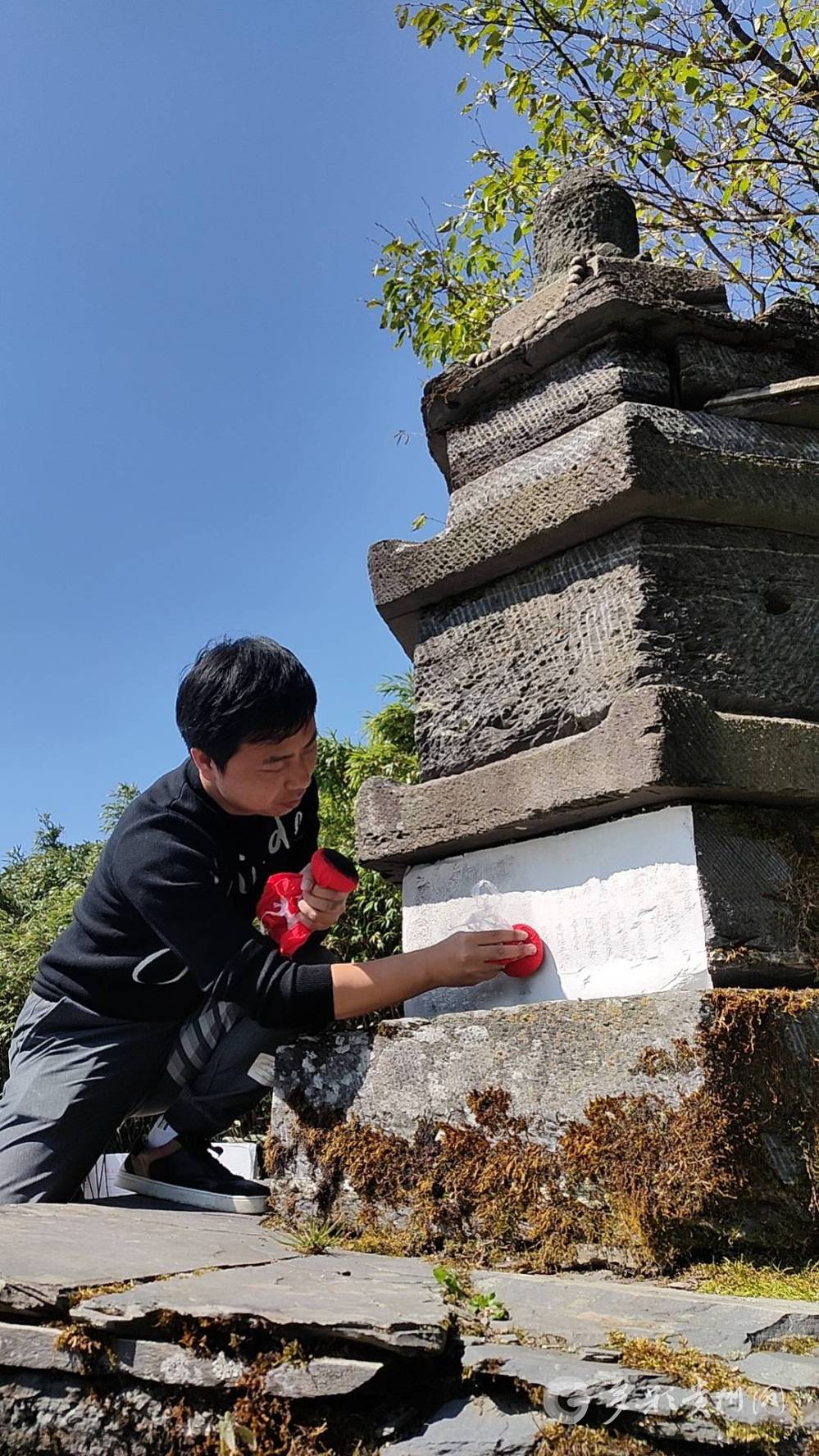 贵州开展梵净山碑刻拓片及云舍典型传统民居测绘工作