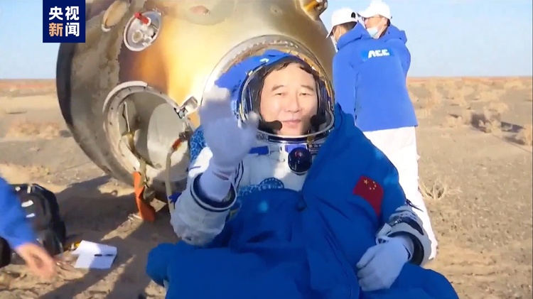 神舟十六号航天员乘组安全顺利出舱 健康状态良好
