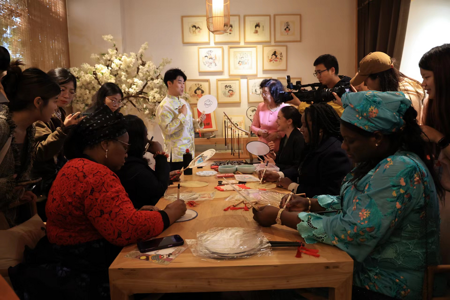 The Ambassadors' Wives Visit Chuangyi Beilin to Explore the Secret of Endless Chinese Culture through Its Original IP_fororder_图片1