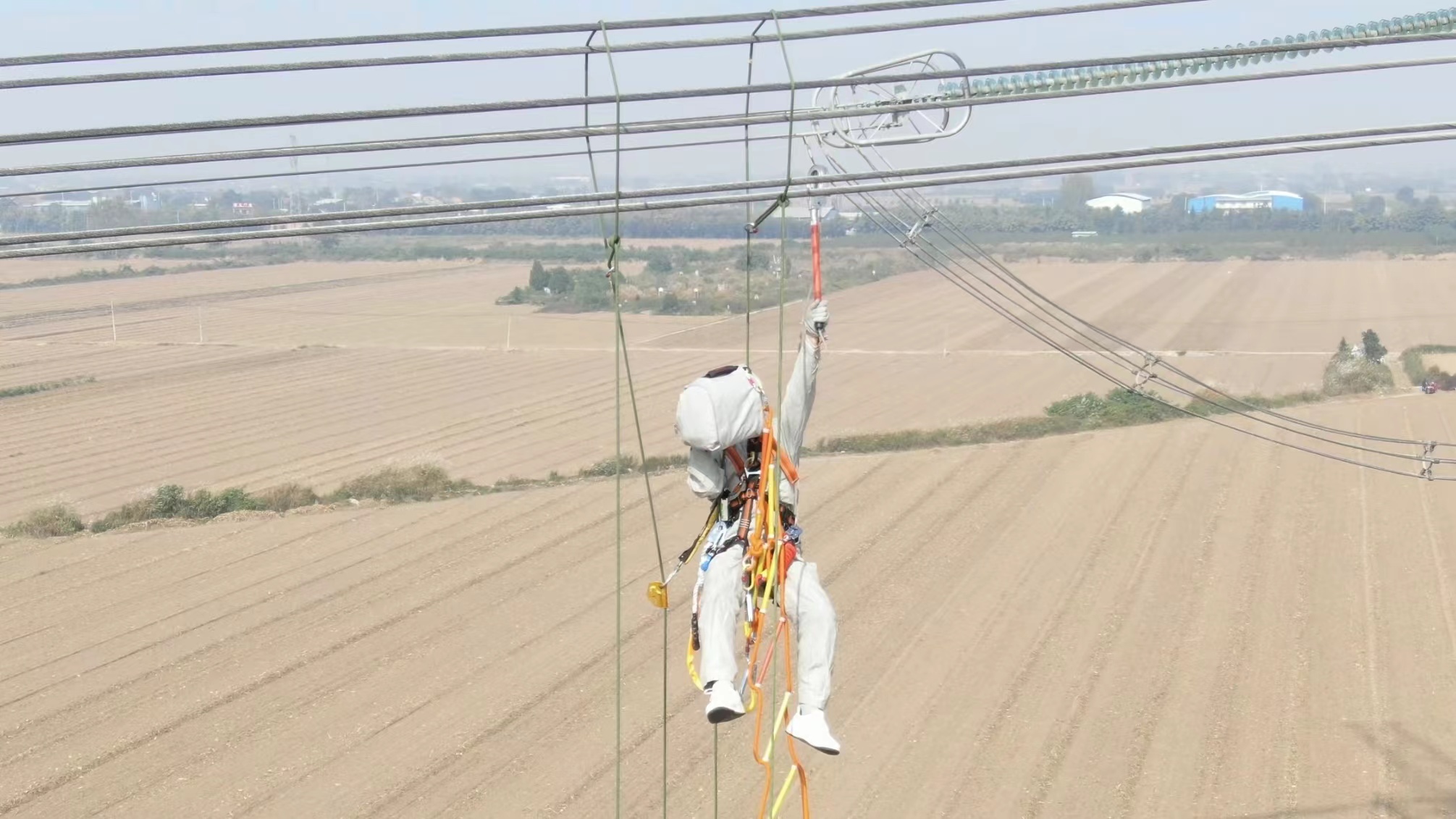 国网陕西电力：数智赋能电网秋检提质增效_fororder_国网陕西电力员工在带电作业中使用电动升降装置进入等电位