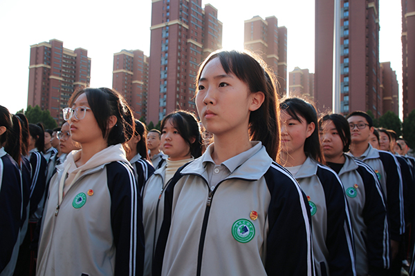 保定市滿城區:鮮紅團旗育光榮使命 莊嚴誓詞譜青春之歌_fororder_滿城區實驗中學莘莘學子 攝影 連國