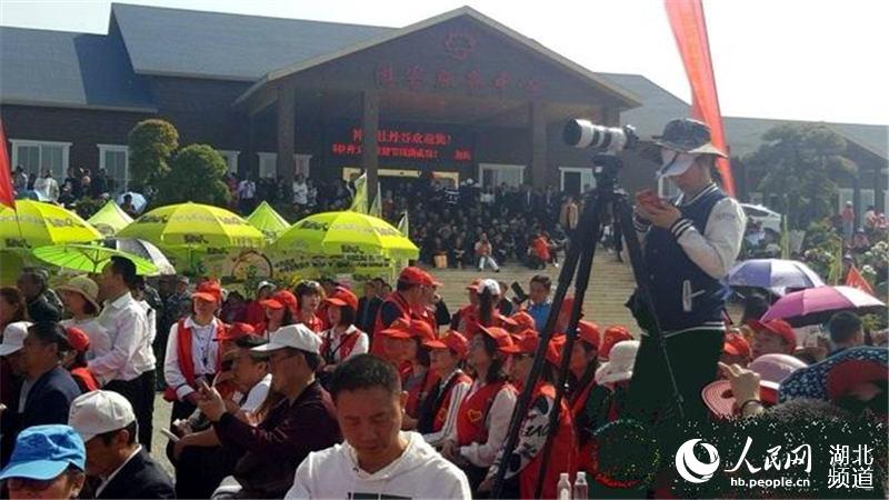 【汽车旅游图片 最后一张做封面】【随州】【主页标题】湖北随县第二届牡丹文化旅游节开幕【内容页标题】湖北随县第二届牡丹文化旅游节开幕 引万人争相赏花