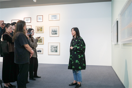 “蘇美寶笈”上新！“遠山近水皆有情——朱士傑油畫藝術展”在蘇州開展_fororder_蘇州美術館青年策展人蔡林伶現場導覽