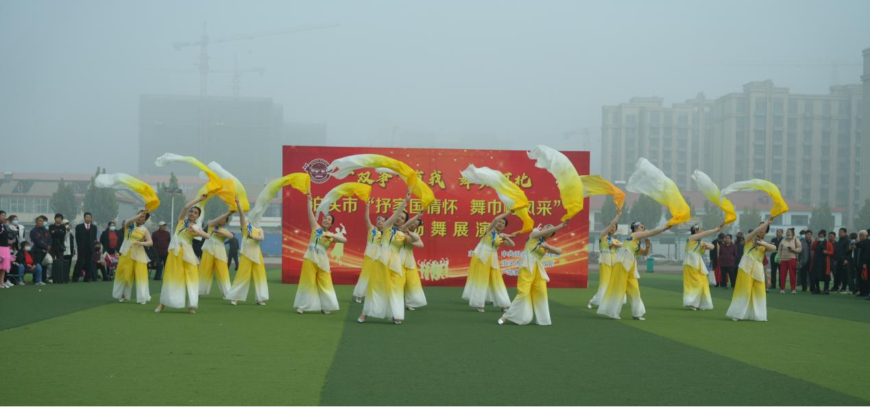 河北泊头举行“‘双争’有我·舞动河北”广场舞展演活动_fororder_图片1