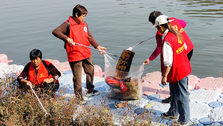 河北唐縣：多舉措引領文明旅遊新風尚_fororder_志願者在香山生態園景區開展垃圾撿拾志願服務活動