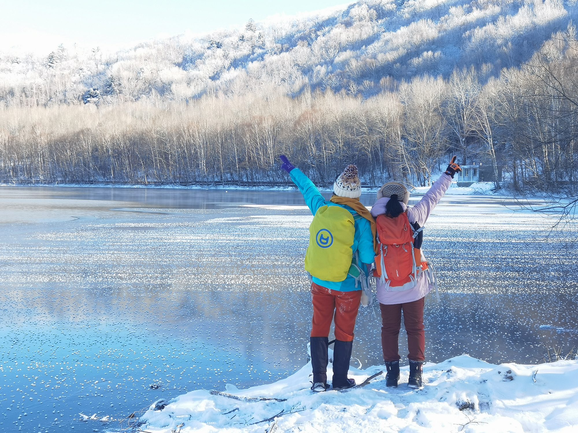 粉雪邂逅霧凇！靖宇縣龍灣瑪珥湖別有風味