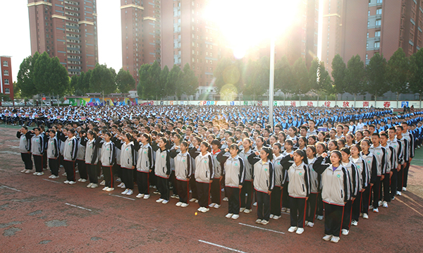 保定市滿城區:鮮紅團旗育光榮使命 莊嚴誓詞譜青春之歌_fororder_滿城區實驗中學學子莊嚴宣誓 攝影 連國