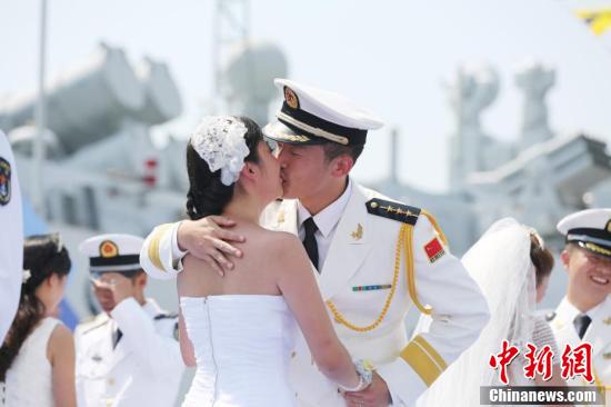 东海舰队某驱逐舰支队为官兵举办集体婚礼