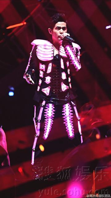 周杰伦歌唱又穿上粉色战衣  一不小心变胖骷髅
