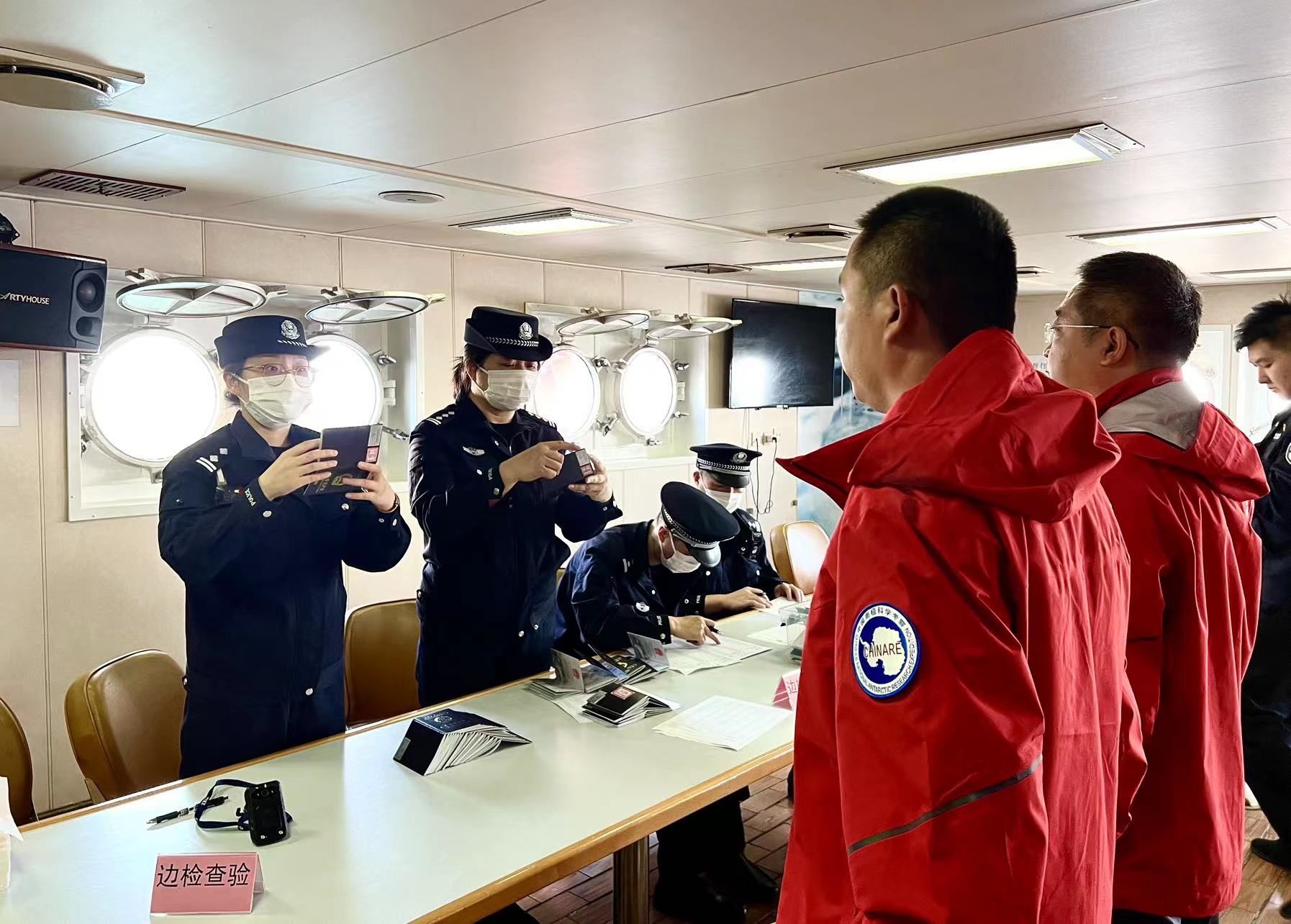上海邊檢機關靠前服務 助力第40次南極考察之行_fororder_3