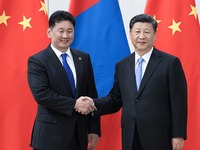 习近平会见蒙古国总理呼日勒苏赫