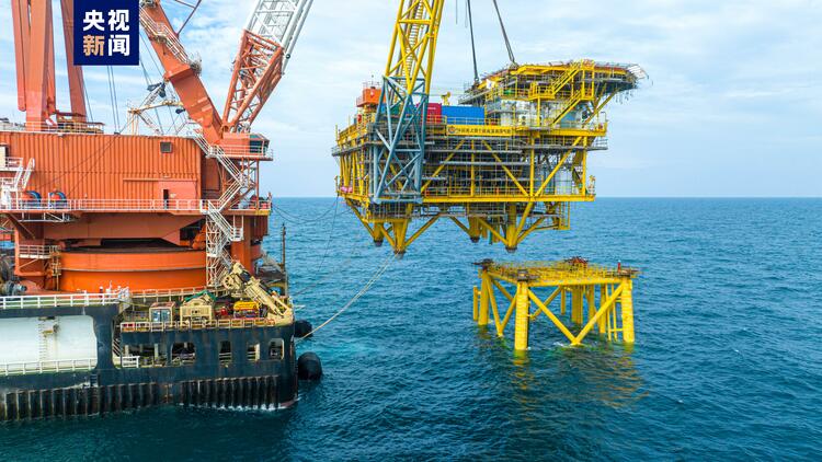 我国海上首个超高温超高压气田生产平台安装就位
