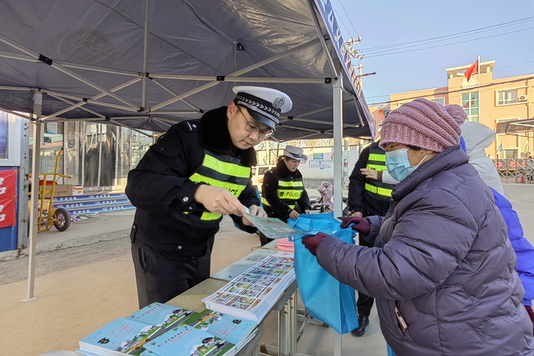 河北定兴：交通宣传接“地气”文明交通入人心_fororder_001