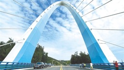 环岛旅游公路8座特殊结构桥合龙