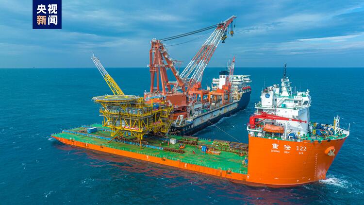 我国海上首个超高温超高压气田生产平台安装就位