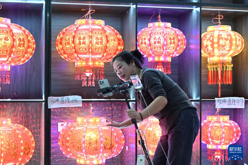 石家庄：藁城宫灯制作忙