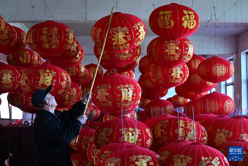 石家庄：藁城宫灯制作忙