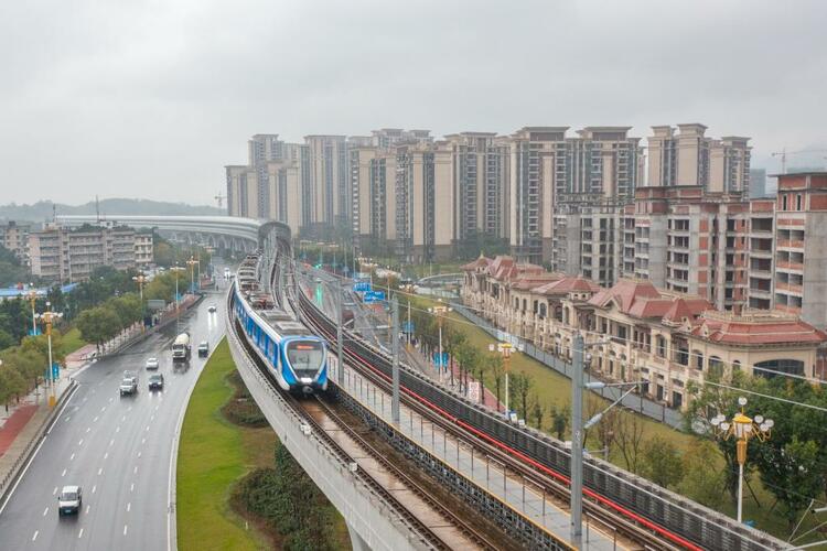 全国首条双流制市域铁路地铁贯通列车在重庆正式运营