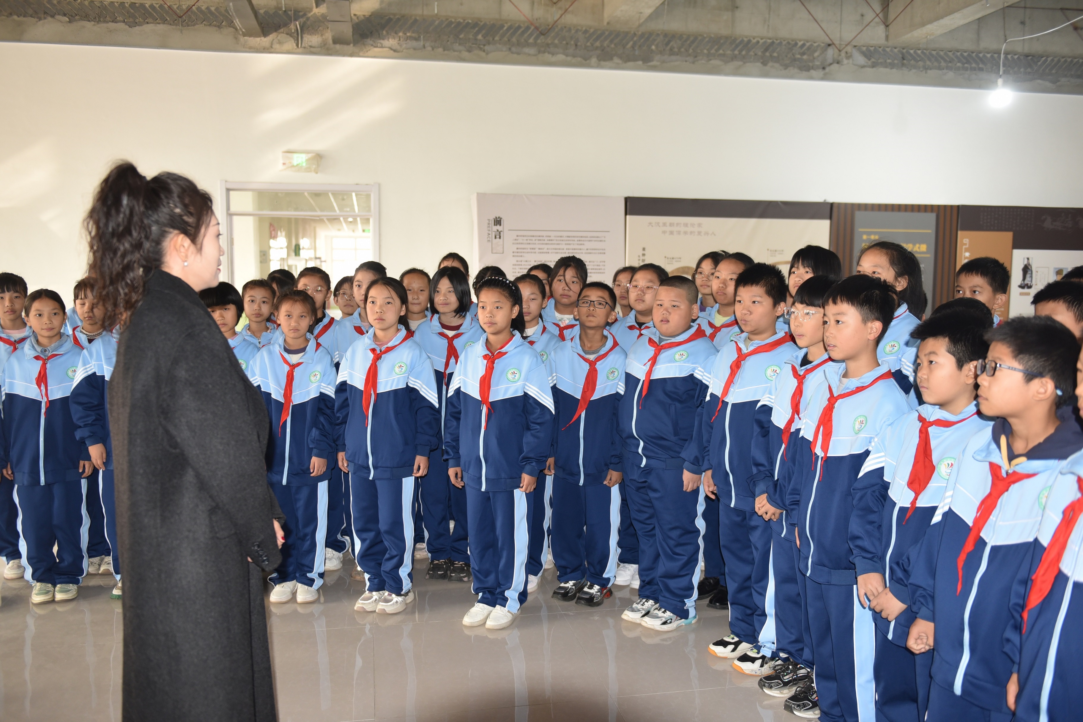 图片默认标题_fororder_学生们在聆听讲解中深刻感悟董仲舒儒学文化。高雷 摄2