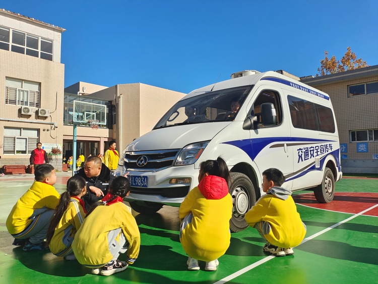 石家庄市新华区开展“全国交通安全日”主题宣传活动_fororder_4