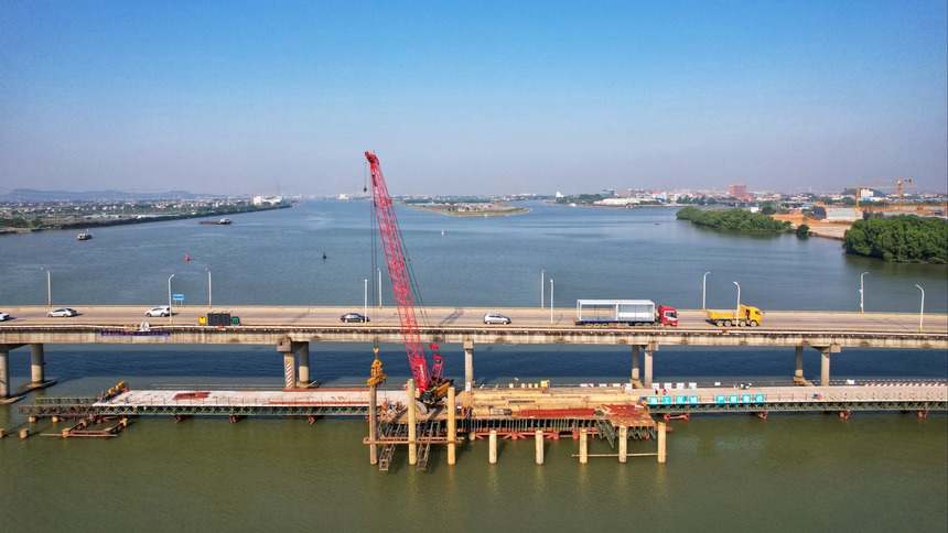 广州南沙亭角大桥钢栈桥主体搭建完成