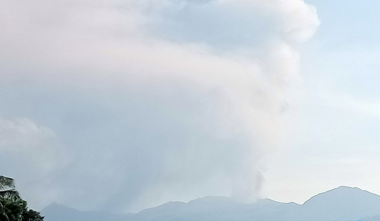 印尼杜科诺火山喷发 火山灰柱高度距峰顶约800米