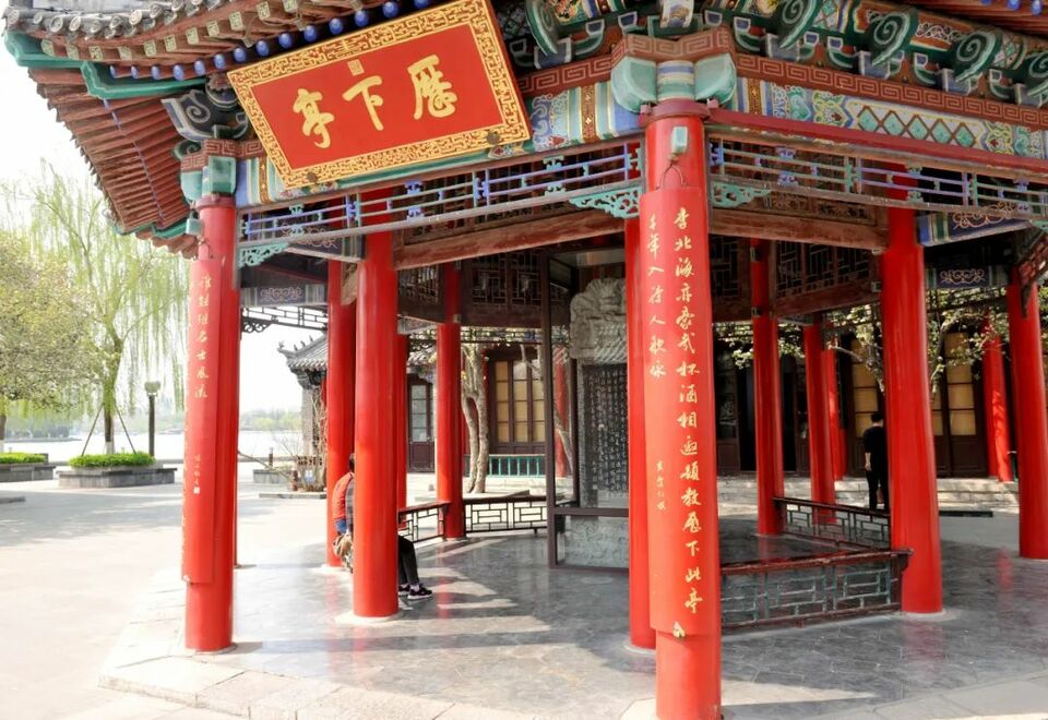 首页>滚动>正文"海右此亭古,济南名士多"济南大明湖历下亭有一著名