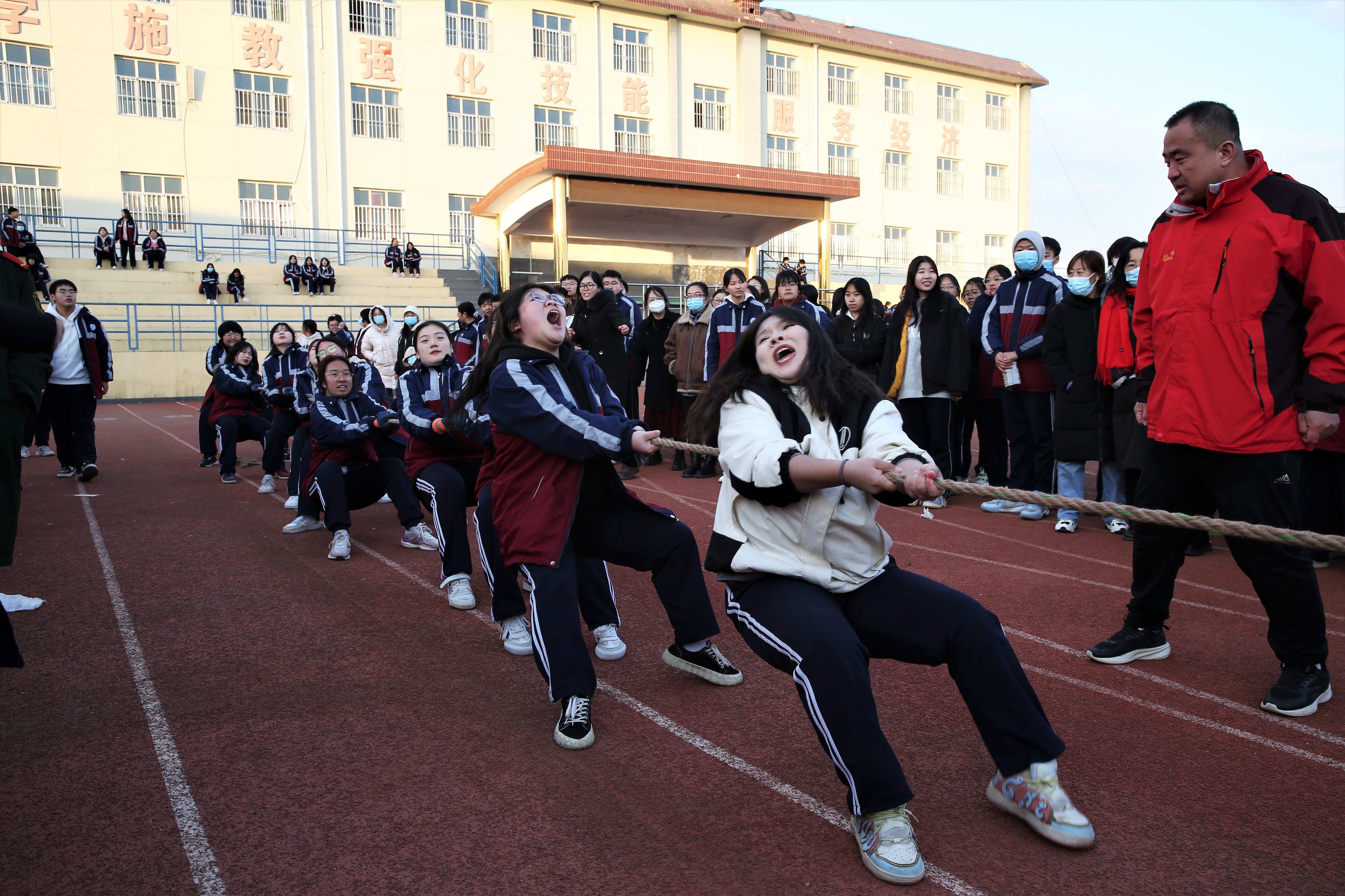 河北定兴：拔河争锋 绽放青春风采_fororder_003.JPG