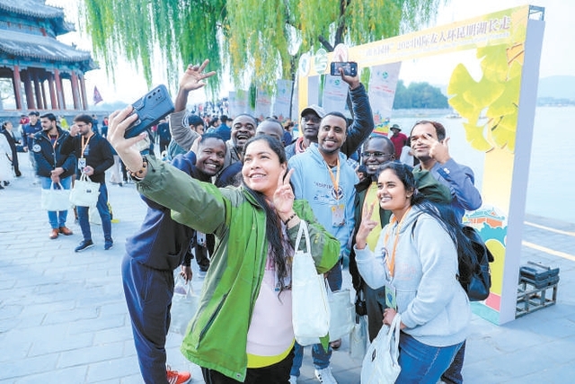 200余名国际友人环颐和园昆明湖长走 在北京感受多元文化