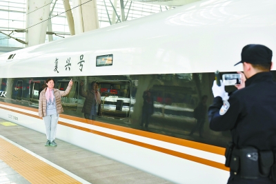 京杭高铁首开“复兴号” 两地间仅需4个多小时