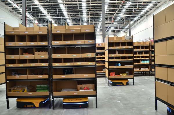 山東首家機器人倉投入使用:50個機器人配合 現場似科幻大片 山東首家機器人倉投入使用:50個機器人配合 現場似科幻大片