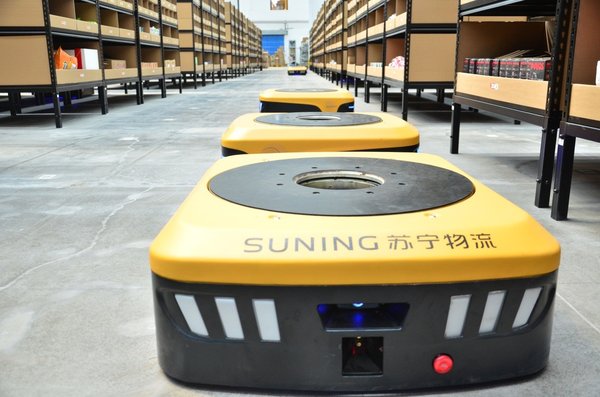 山東首家機器人倉投入使用:50個機器人配合 現場似科幻大片 山東首家機器人倉投入使用:50個機器人配合 現場似科幻大片