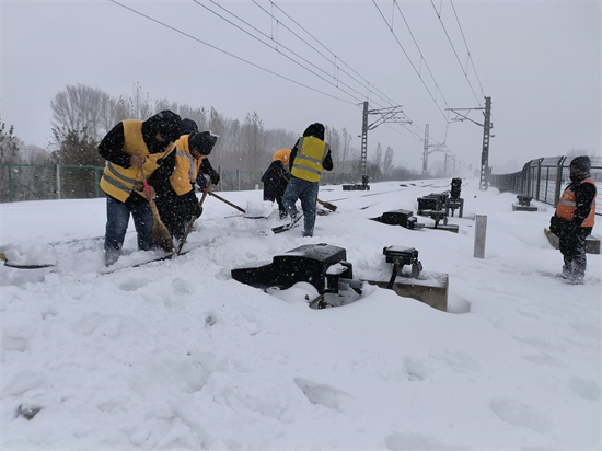 沈铁迎战今冬首场大风雨雪寒潮天气 保障铁路大动脉安全畅通_fororder_沈铁1