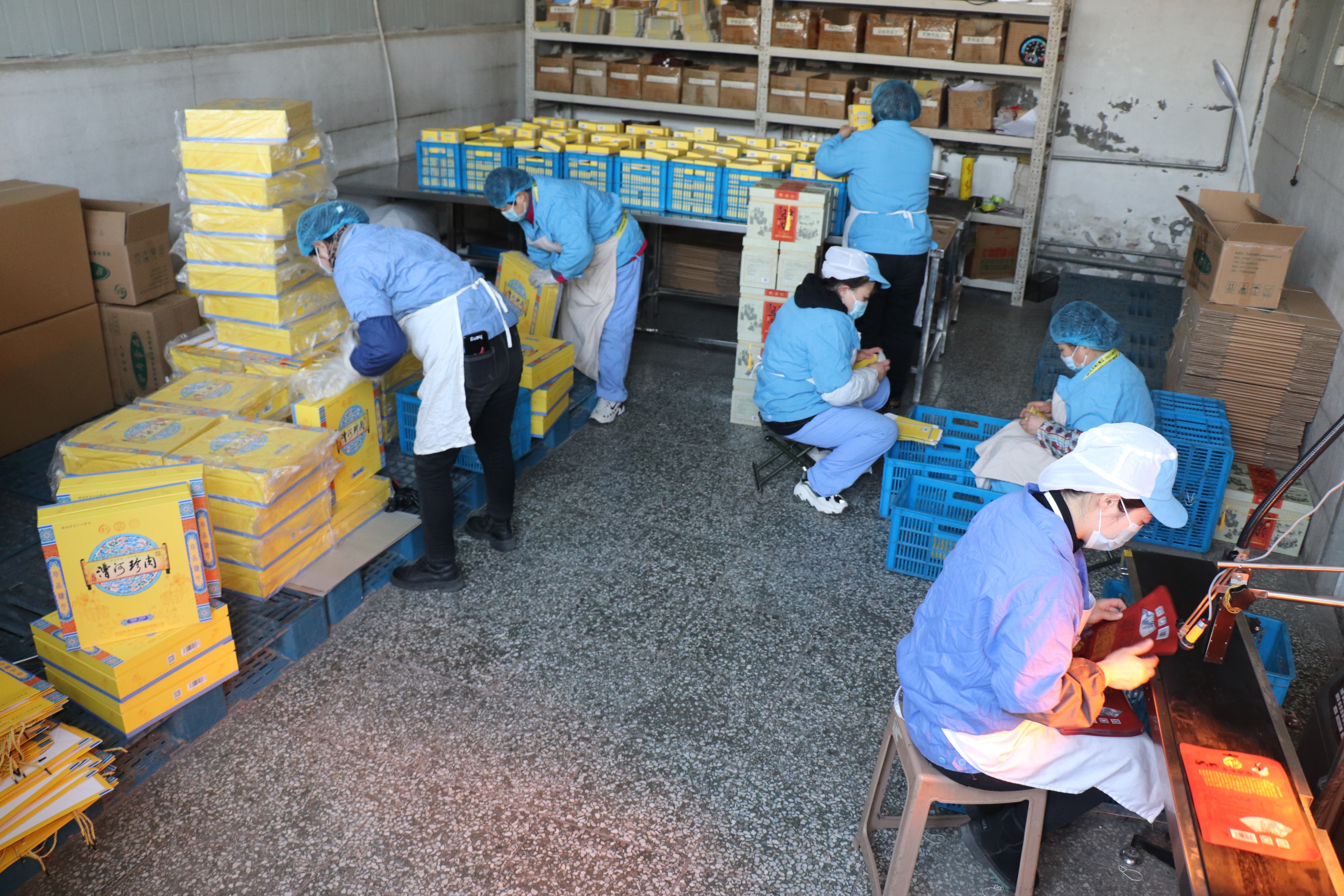 保定徐水：“驴火”小吃孕育特色驴文化_fororder_工人们加班加点，分装发货，保证订单。张云峰 摄