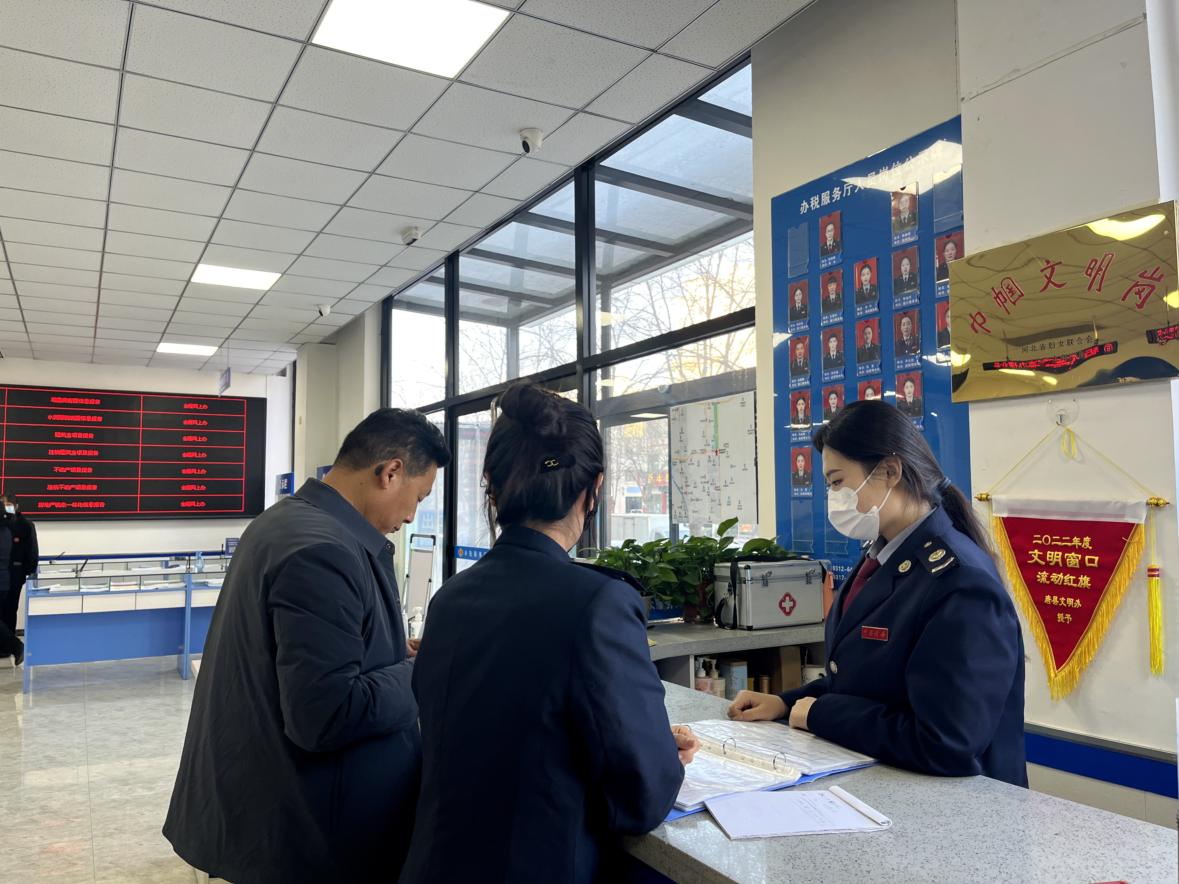 河北唐县：以文明单位创建优化服务效能_fororder_省级文明单位唐县税务局为群众办理业务  王子凯摄
