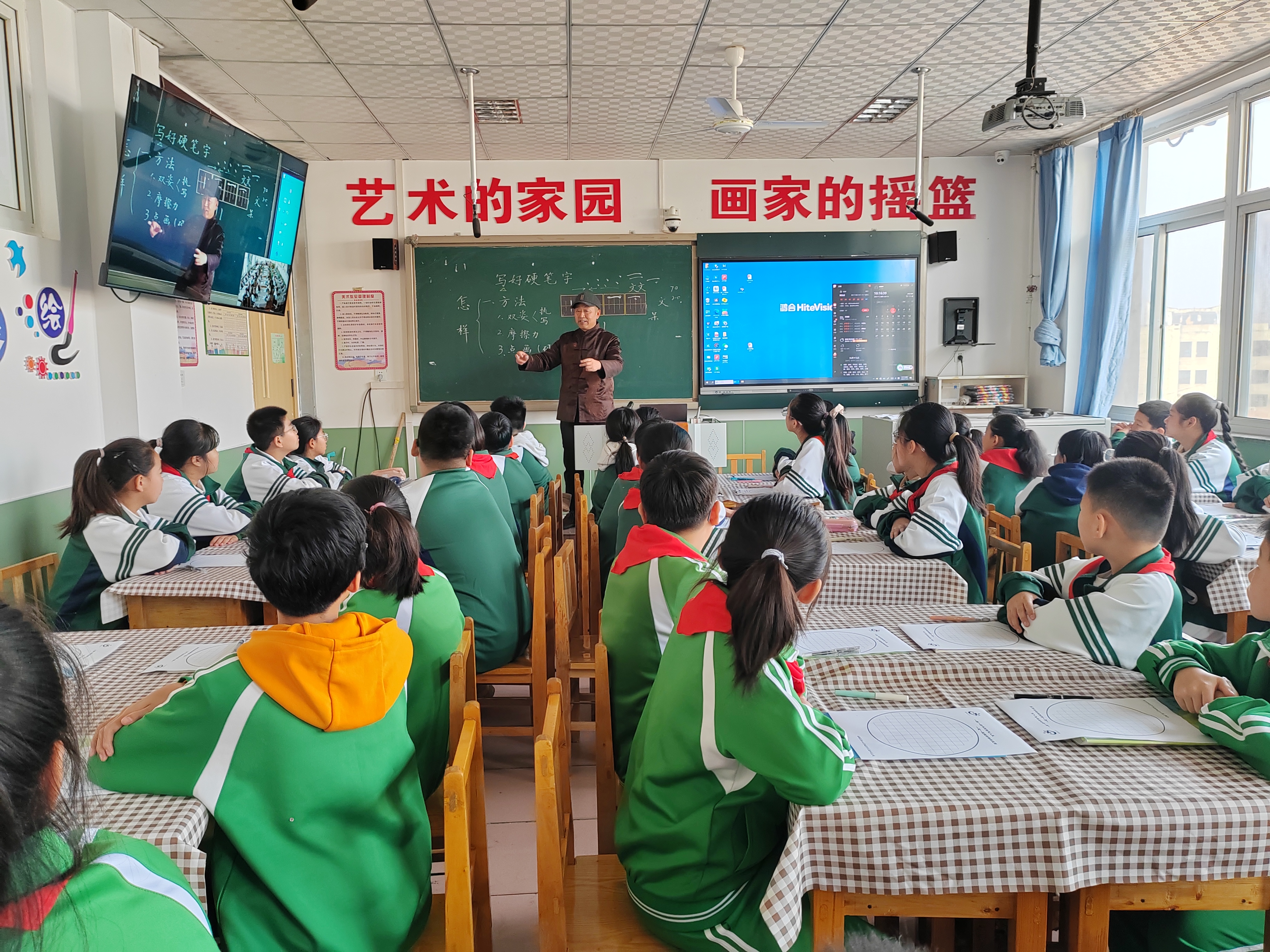 河北承德县：传承书法艺术 墨香溢满校园_fororder_图四为：书协老师为学生们授课。孙晓明 摄