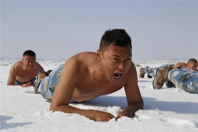 习主席和中央军委领导推进军队战斗力建设