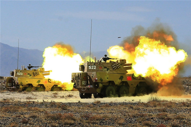 习主席和中央军委领导推进军队战斗力建设