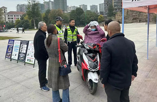 眉山青神：交警送頭盔 把安全“戴”回家_fororder_交警向群眾宣傳騎車佩戴頭盔-供圖-青神縣委宣傳部