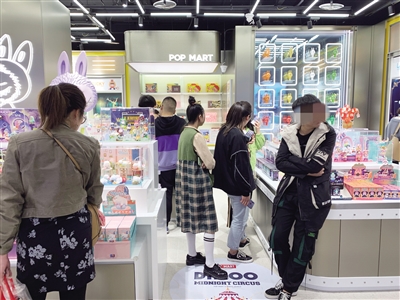 10分钟52人进店选购 二手平台溢价几十倍 盲盒为啥这么火