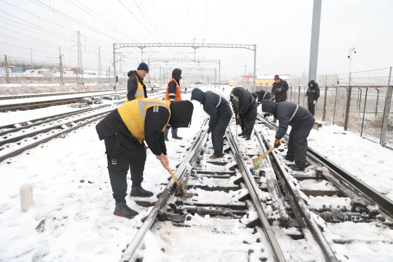 綏芬河鐵路口岸除雪保暢通