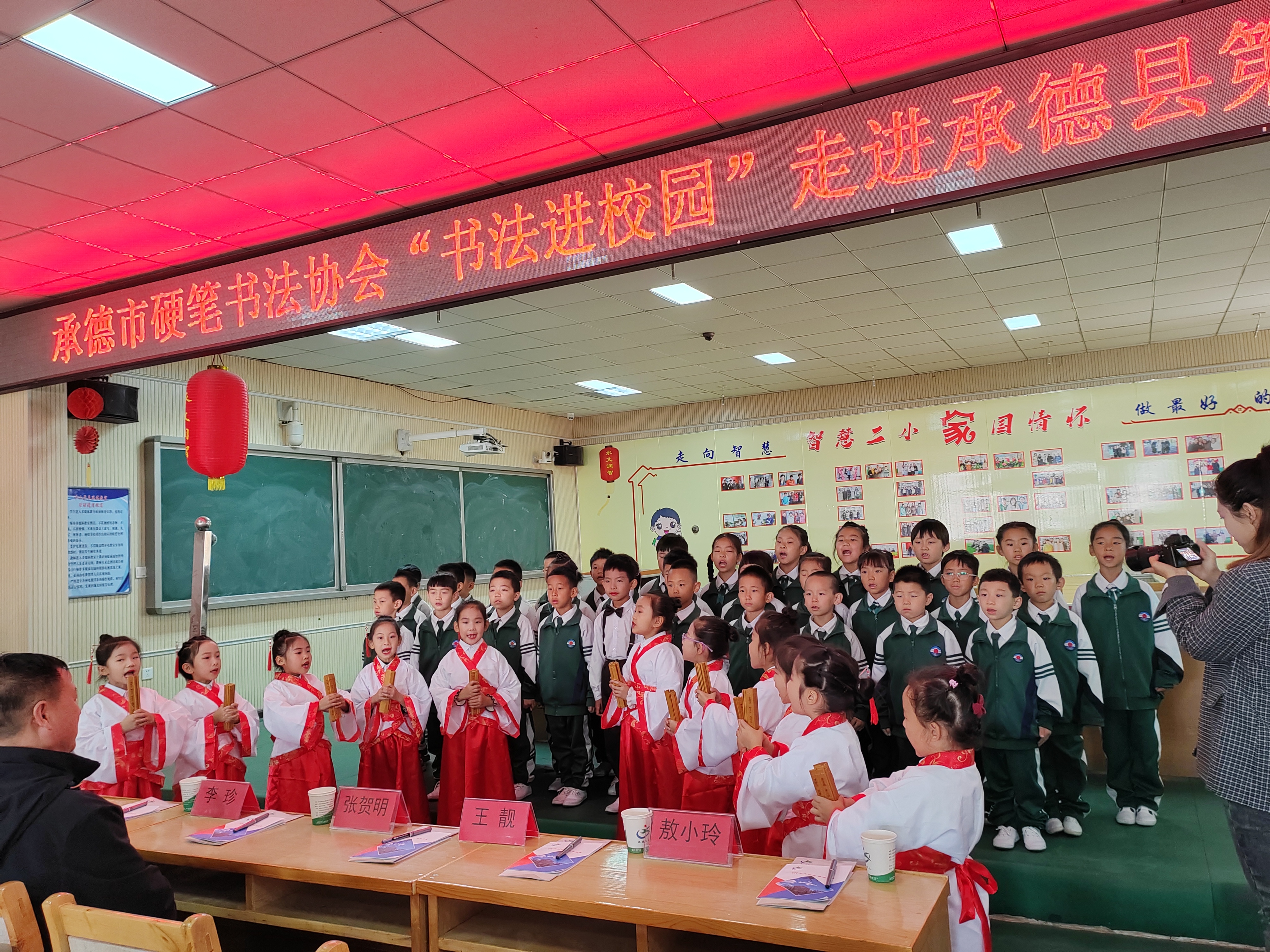 河北承德县：传承书法艺术 墨香溢满校园_fororder_图三为：学生们展示《弟子规》经典诵读。孙晓明 摄