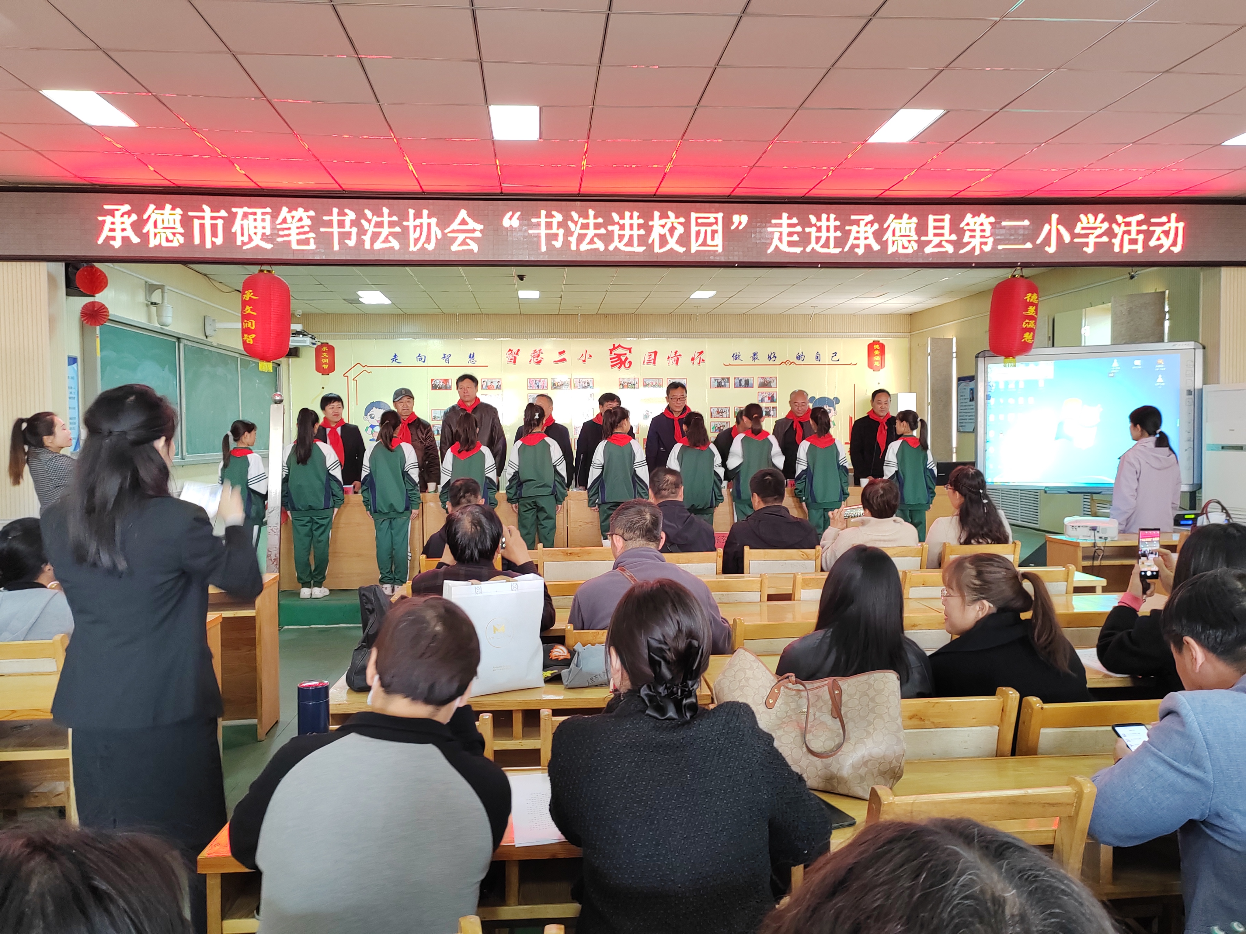 河北承德县：传承书法艺术 墨香溢满校园_fororder_图二为：少先队员代表为参会嘉宾佩戴红领巾。孙晓明 摄