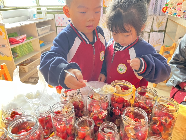 图片默认标题_fororder_学生制作山楂罐头。杜丽芳摄