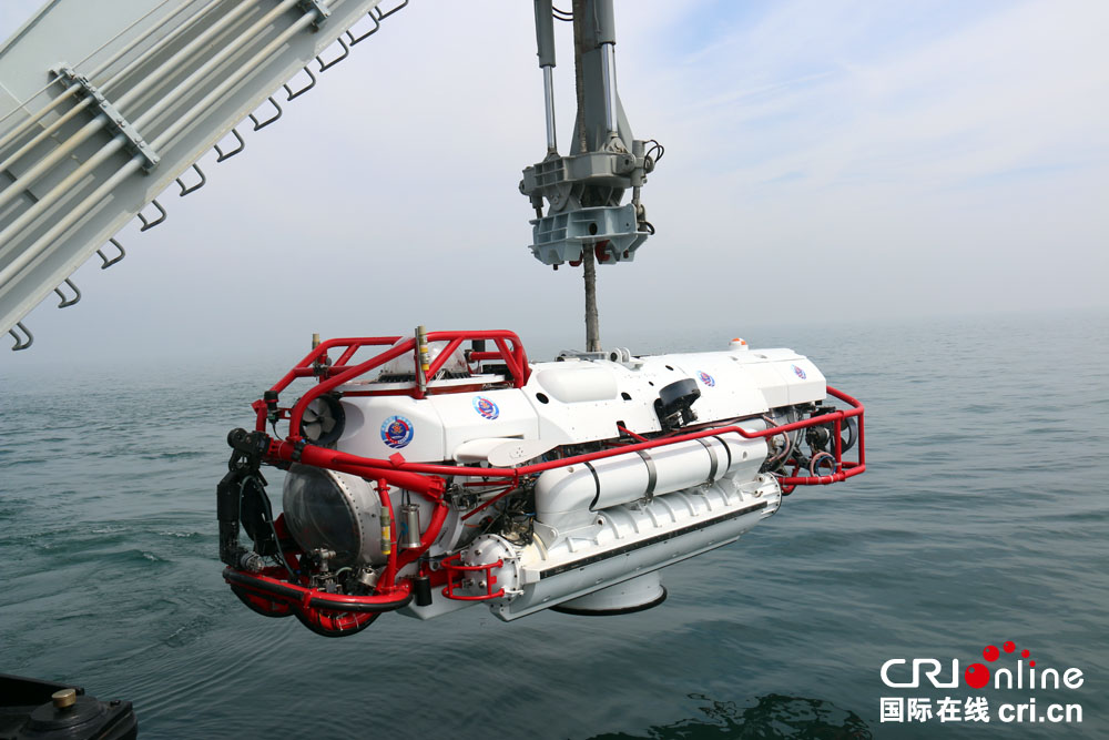 准备吊放lr7型深潜救生艇.