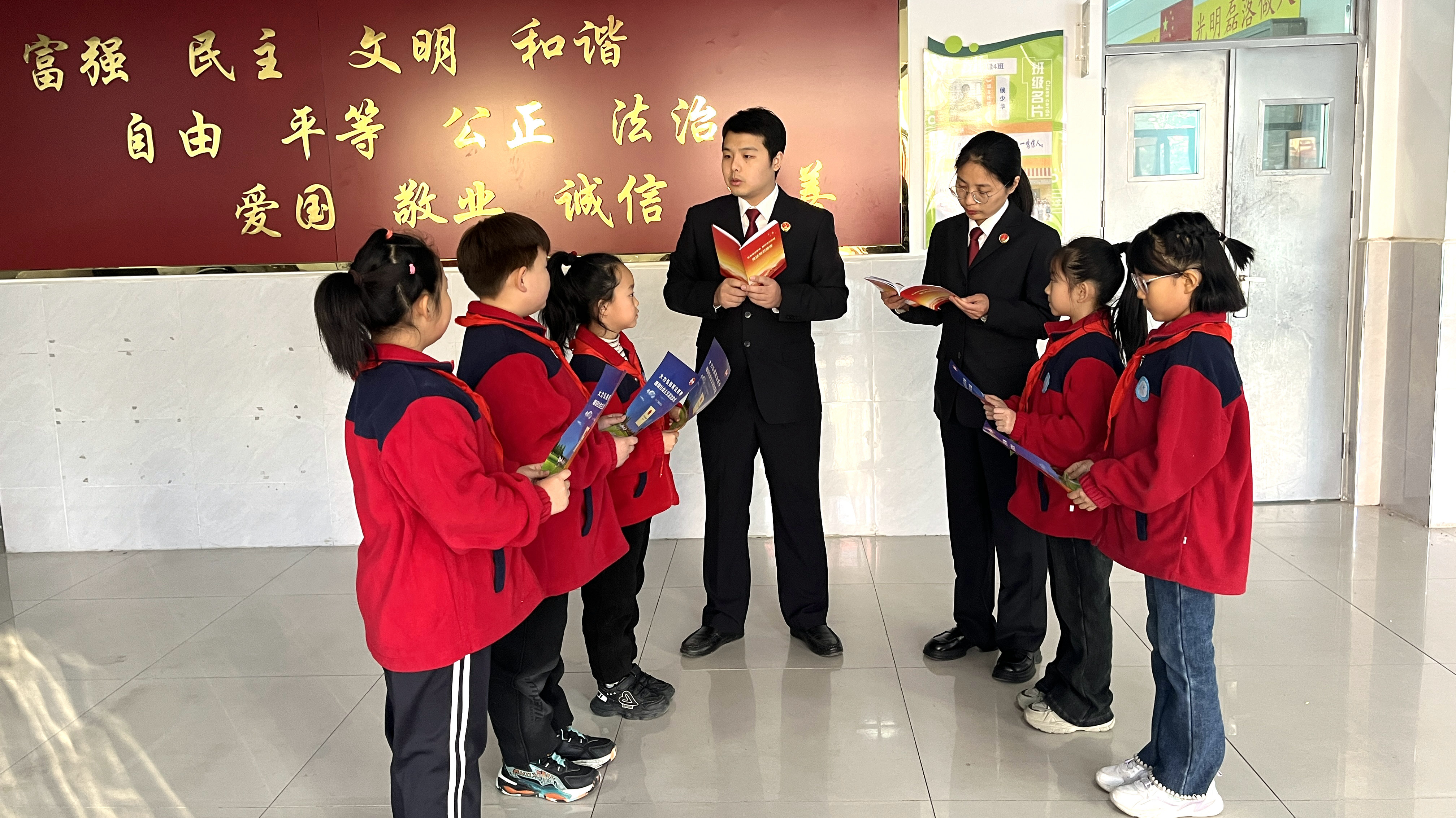 河北唐县：宪法进校园 法治伴成长_fororder_检察干警为唐县理想小学的同学们进行宪法宣讲
